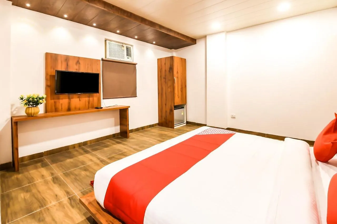 Capital O 19133 Oak Tree Hotel New Delhi
