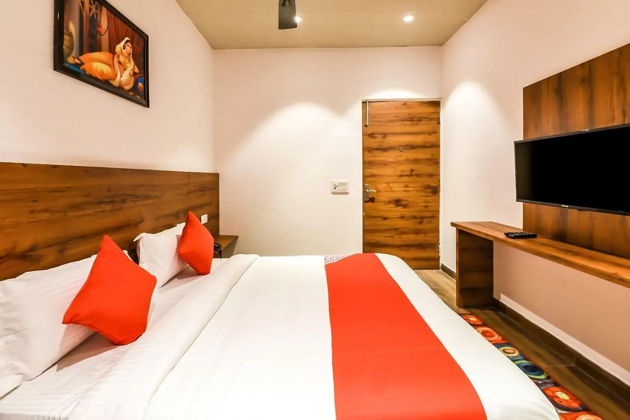 Capital O 19133 Oak Tree Hotel New Delhi