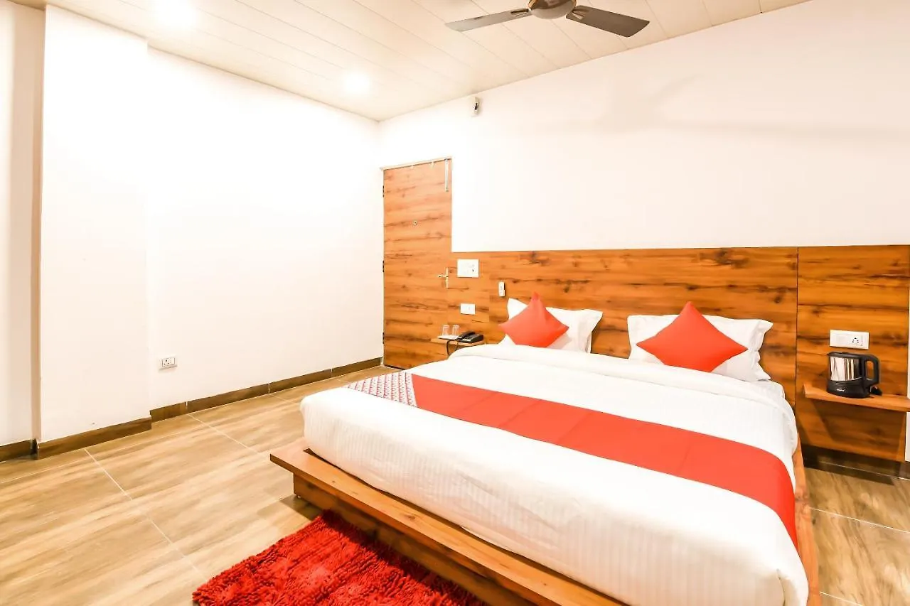 Capital O 19133 Oak Tree Hotel New Delhi