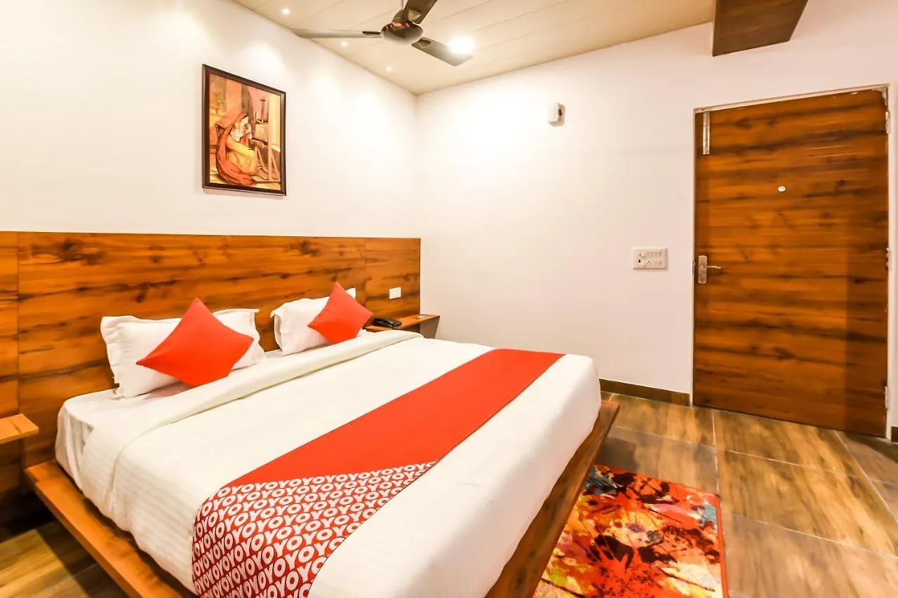 Capital O 19133 Oak Tree Hotel New Delhi