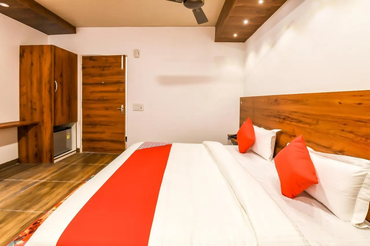 Capital O 19133 Oak Tree Hotel New Delhi